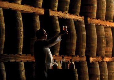 Vieillissement du rhum dans un fût de vin : les secrets de l’alchimie