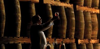 Vieillissement du rhum dans un fût de vin : les secrets de l’alchimie