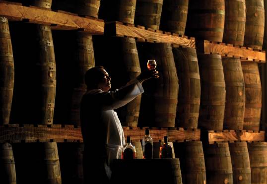 Vieillissement du rhum dans un fût de vin : les secrets de l’alchimie