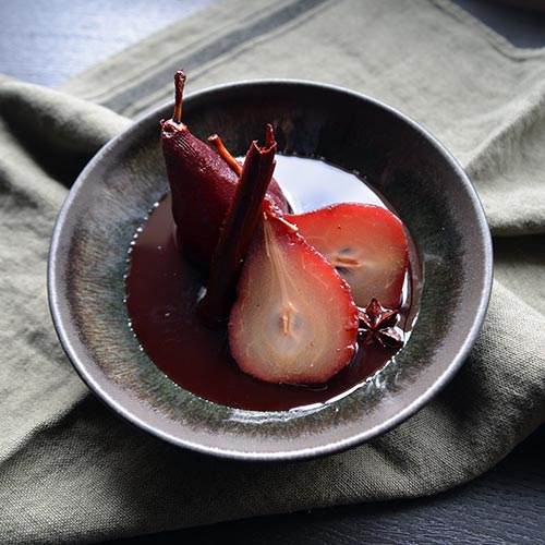 Poires pochées au vin rouge