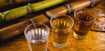 Comprendre le rhum blanc et ambré : les différences