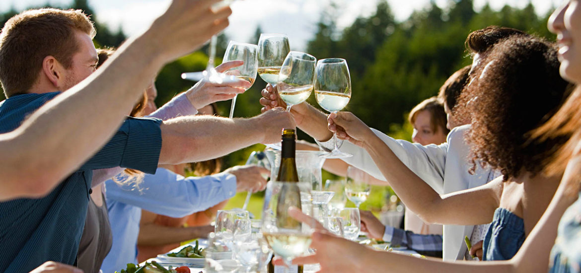 L’apéritif avec un vin blanc : le plaisir de se retrouver entre amis