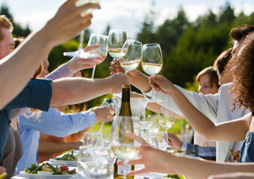 L’apéritif avec un vin blanc : le plaisir de se retrouver entre amis