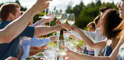 L’apéritif avec un vin blanc : le plaisir de se retrouver entre amis