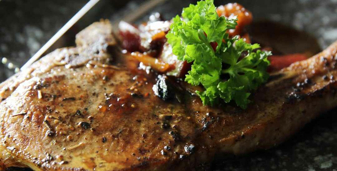 Côtelettes de porc au four au vin rouge et champignons