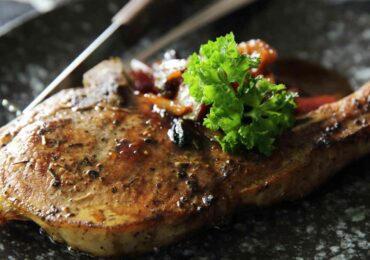 Côtelettes de porc au four au vin rouge et champignons