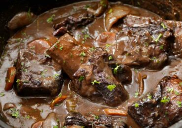 Côtes courtes braisées au vin de Bordeaux