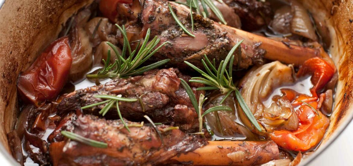 Jarrets d’agneau braisés au vin rouge