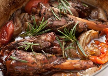 Jarrets d’agneau braisés au vin rouge