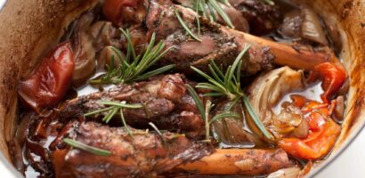 Jarrets d’agneau braisés au vin rouge