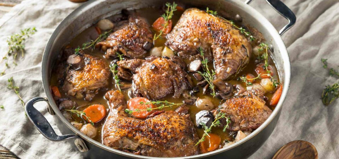 Poulet cuit au four au vin rouge et aux herbes
