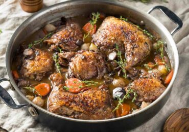 Poulet cuit au four au vin rouge et aux herbes