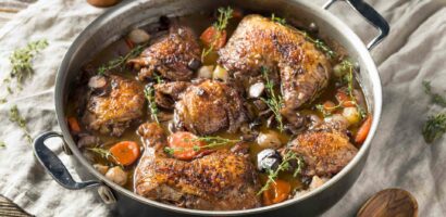 Poulet cuit au four au vin rouge et aux herbes