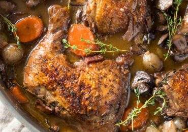 Poulet rôti au vin de Bordeaux et aux herbes