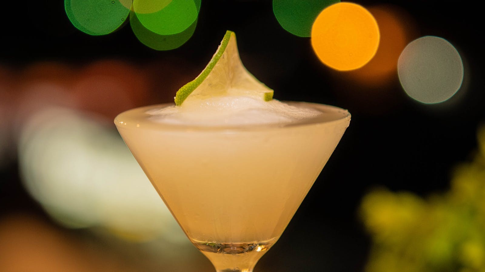 Daiquiri classique au rhum blanc servi en verre cocktail