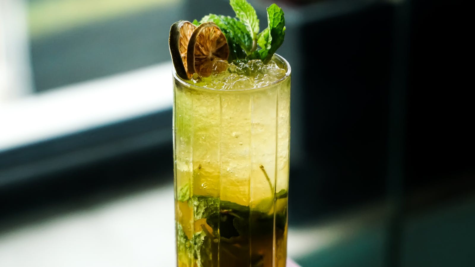 Mojito au rhum blanc avec menthe et citron vert