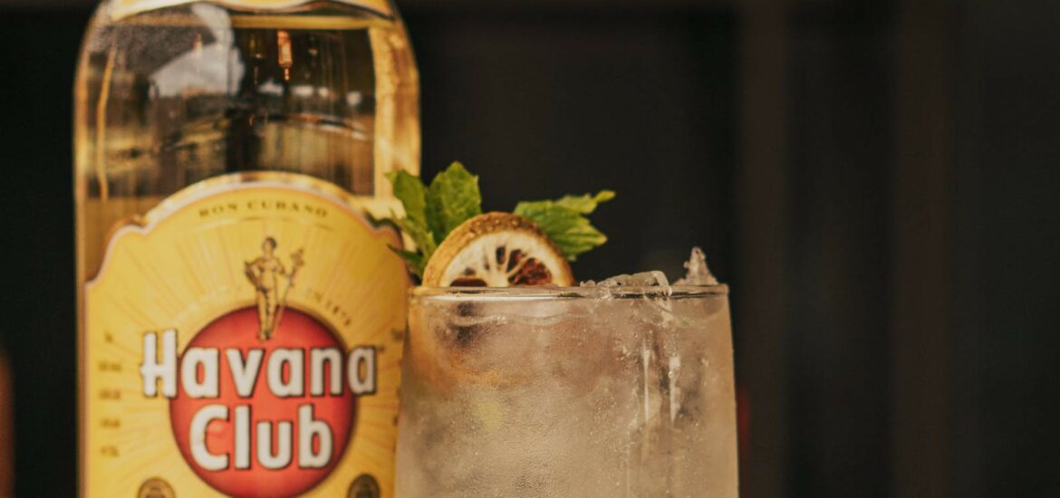 Quels cocktails préparer avec du rhum blanc ? Recettes incontournables