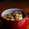 Civet de sanglier au vin rouge : notre recette traditionnelle pour un plat d&rsquo;automne