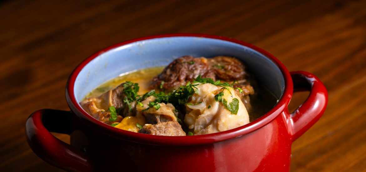 Civet de sanglier au vin rouge : notre recette traditionnelle pour un plat d&rsquo;automne
