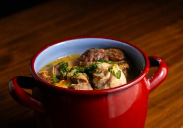 Civet de sanglier au vin rouge : notre recette traditionnelle pour un plat d&rsquo;automne