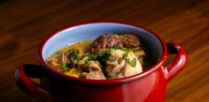 Civet de sanglier au vin rouge : notre recette traditionnelle pour un plat d&rsquo;automne